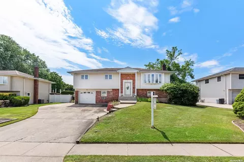 95 Harvest Ln, Commack, NY 11725