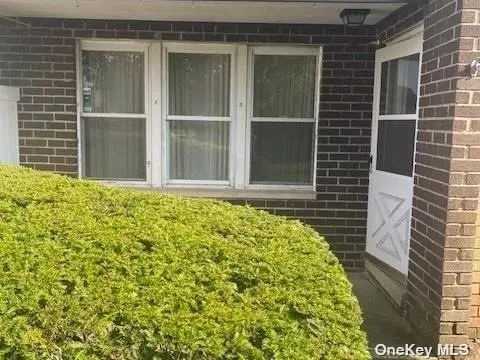 101 Artist Lake Dr #1, Middle Island, NY 11953