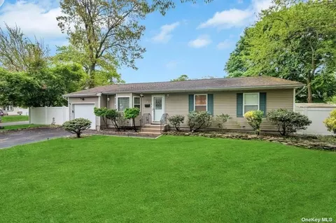 3 Oxford Pl, Ronkonkoma, NY 11779