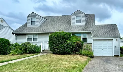 6 Croyden Ln, Hicksville, NY 11801