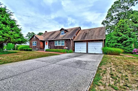 23 Bogel Rd, Bayport, NY 11705