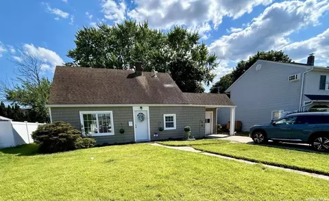 26 Needle Ln, Levittown, NY 11756