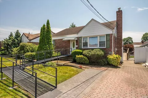 188 N Manhattan Ave, Massapequa, NY 11758