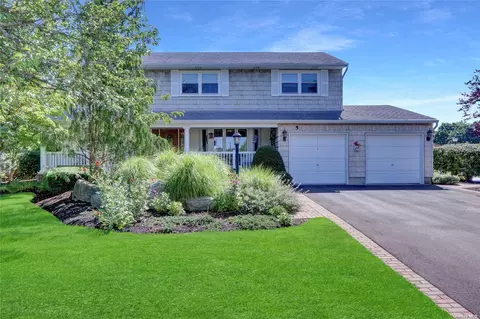 5 Zinnia, Commack, NY 11725