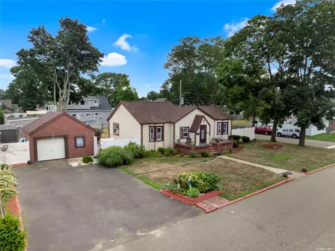 231 15th Ave, West Babylon, NY 11704
