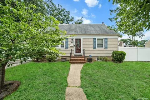 165 Cartwright Blvd, Massapequa Park, NY 11762