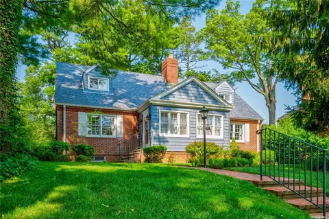 5 Cambridge Ln, Manhasset, NY 11030