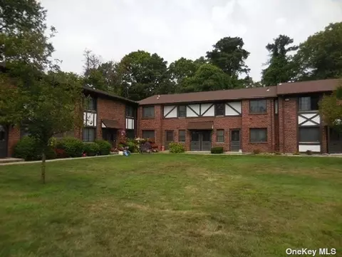 21 Pinebrook Pl #21, Bay Shore, NY 11706
