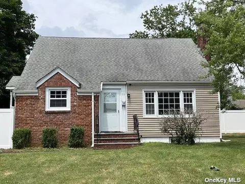 19 Oakdale Ave, Central Islip, NY 11722