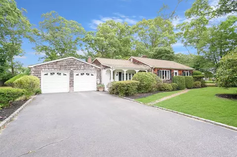 93 New St, Great River, NY 11739