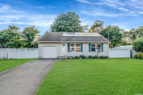 512 Post Ave, Bellport, NY 11713