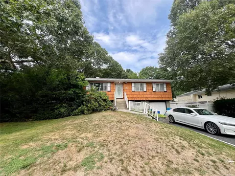 21 New Ln, Selden, NY 11784