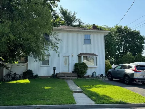 31 Maple St, Farmingdale, NY 11735