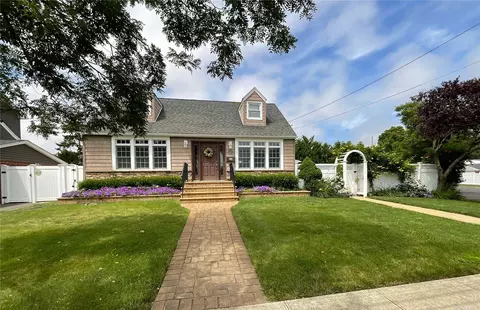 585 Ocean Ave, Massapequa, NY 11758