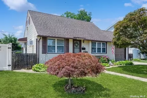 8 Adams St, Hicksville, NY 11801