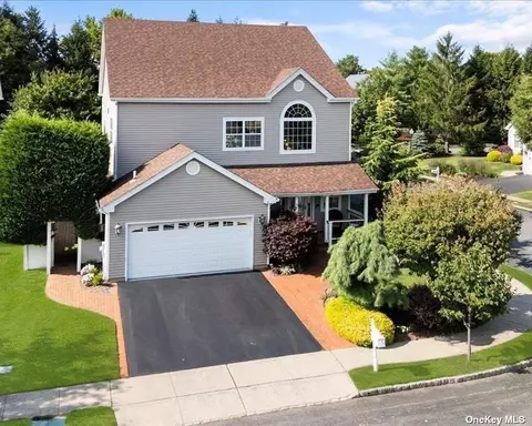 102 Forster Pl, Melville, NY 11747