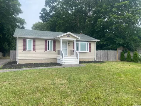 75 Railroad Ave, Center Moriches, NY 11934