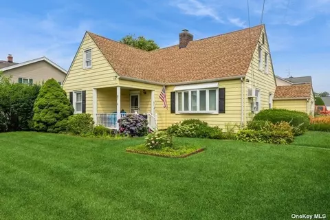 47 Bedford Ave, New Hyde Park, NY 11040