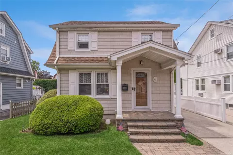 62 Vanderbilt Ave, Floral Park, NY 11001