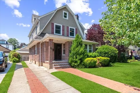 36 Beech St, Floral Park, NY 11001