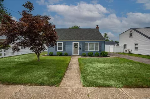 4 Birch Ct E, East Farmingdale, NY 11735