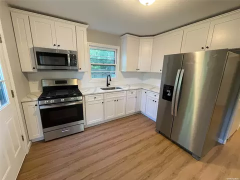 28 Corchaug Trl, Ridge, NY 11961