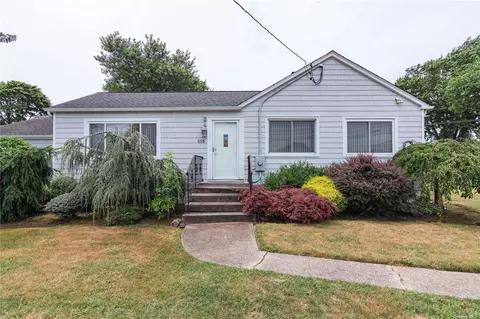 695 S Strong Ave, Copiague, NY 11726