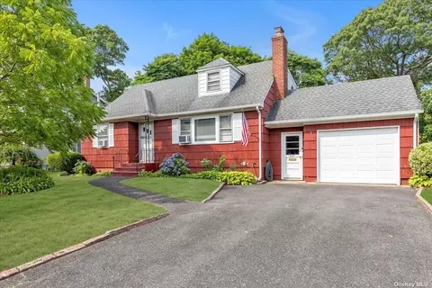 457 S 6th St, Lindenhurst, NY 11757