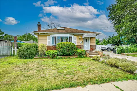 28 Colonial Ave, Freeport, NY 11520