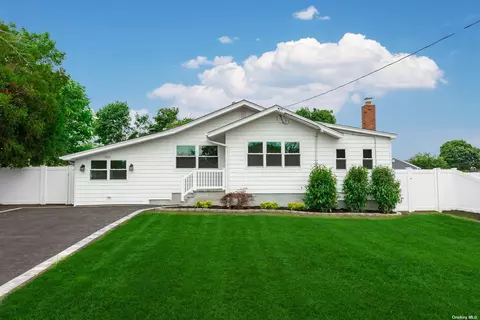 41 Elm St, Central Islip, NY 11722