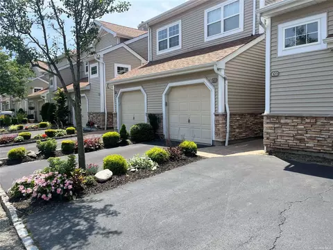 105 Carriage Ln #105, Plainview, NY 11803