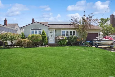 13 W Hampton Rd, Lindenhurst, NY 11757