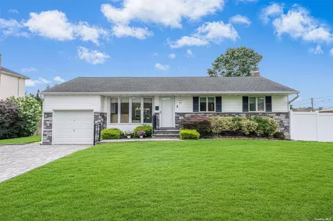 8 Greenfield Ln, Commack, NY 11725