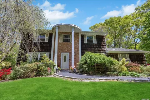 383 Hoffman Ln, Hauppauge, NY 11788