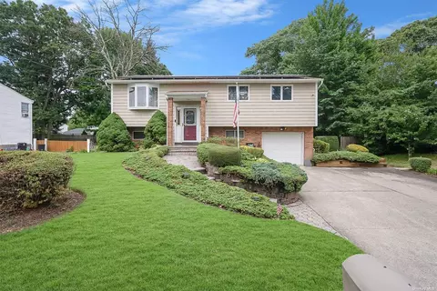 29 Nostrand Ave, Selden, NY 11784