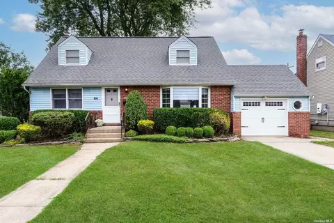 54 Ontario Ave, Plainview, NY 11803