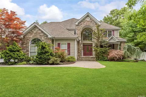 41 Kemi Ln, Sayville, NY 11782