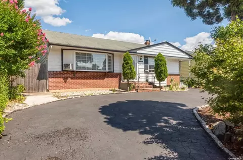 54 Wellesley Ln, Hicksville, NY 11801