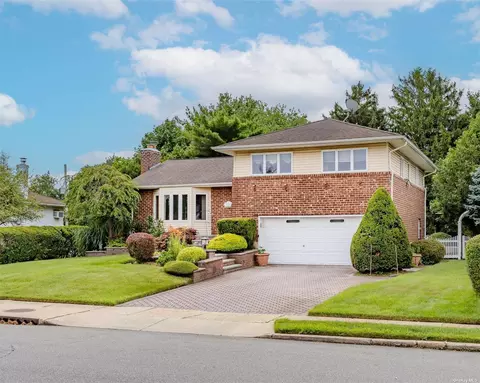 10 Henley Rd, Farmingdale, NY 11735