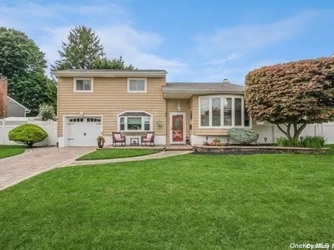 267 N Kentucky Ave, Massapequa, NY 11758