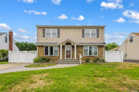 888 Stratford Dr, East Meadow, NY 11554