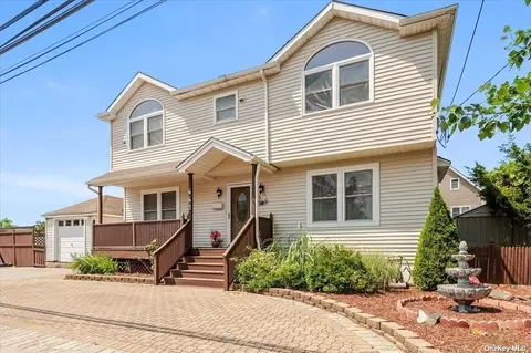663 Fishermans Rd, Baldwin, NY 11510