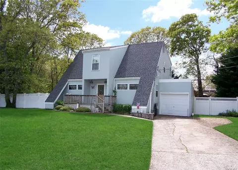 22 Golden Gate Ct, Shirley, NY 11967