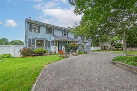 44 Loughlin Dr, Shirley, NY 11967