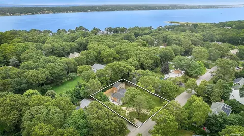 43 Woodridge Rd, Hampton Bays, NY 11946