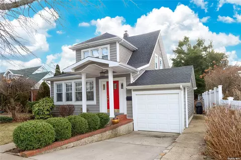 40 Elm St, Westbury, NY 11590