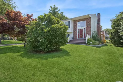 64 Camille Ln, Patchogue, NY 11772