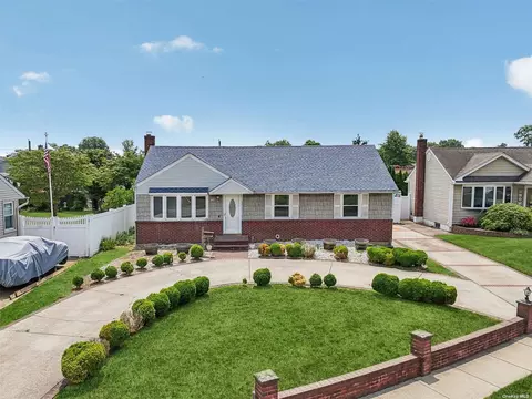 2580 1st Ave, East Meadow, NY 11554