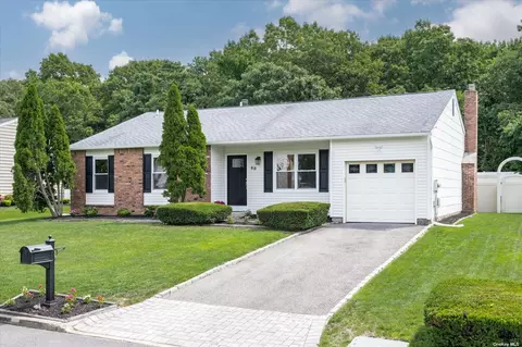 80 Shadow Grove Ln, Holbrook, NY 11741