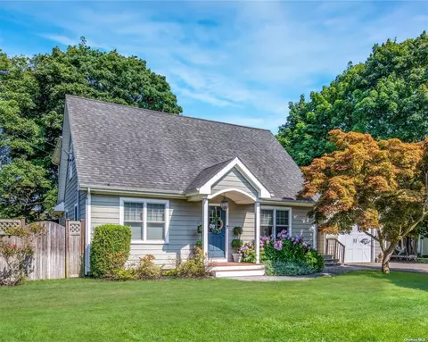 59 Pine Neck Ave, Patchogue, NY 11772